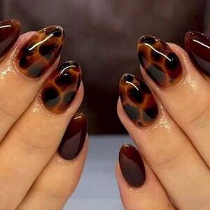 24 Piece Short/Oval Tortoise Print Press-On Nails